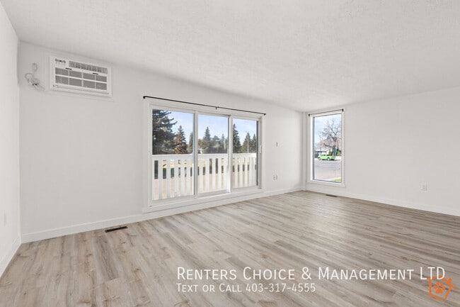 Renovated Dog + Cat Friendly Townhouse with Parking + AC