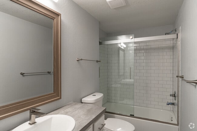 2BR, 2BA - 1,017SF