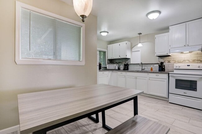 Photo - 207 Plum St