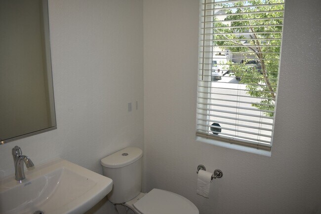 Photo - 1655 Lion St