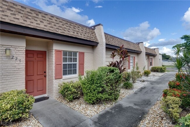 Building Photo - Cozy Condo at South Pointe Villas