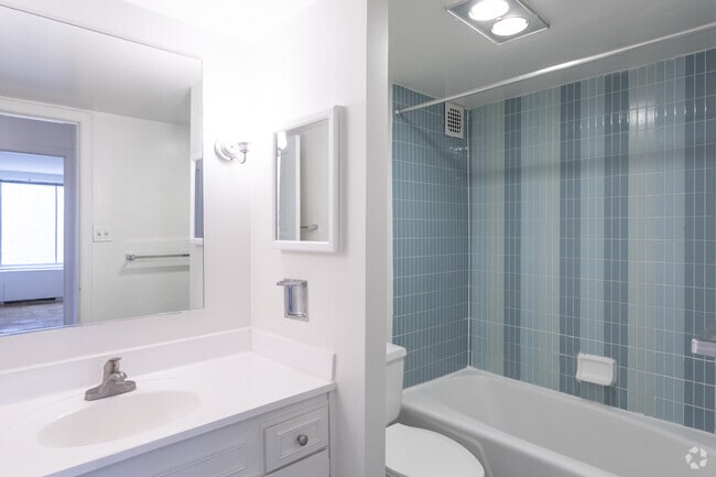 2BR, 2BA - 1,500 SF - London Normandy House