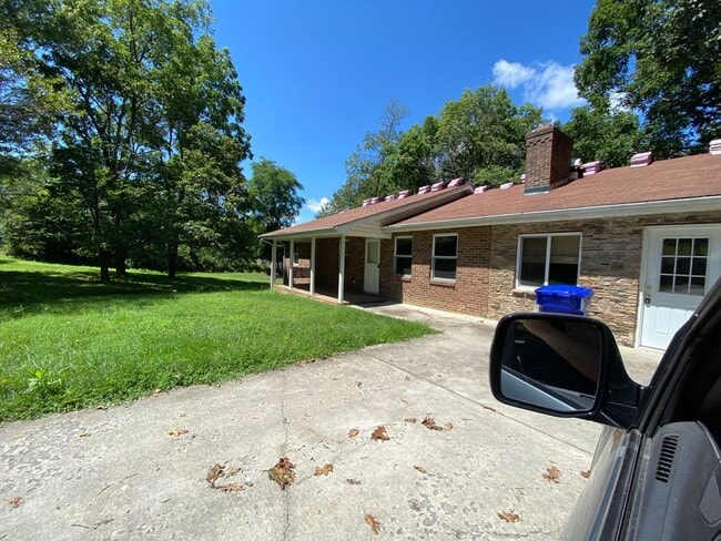 Building Photo - Three Bedroom Two Bathroom Home available in Blacksburg