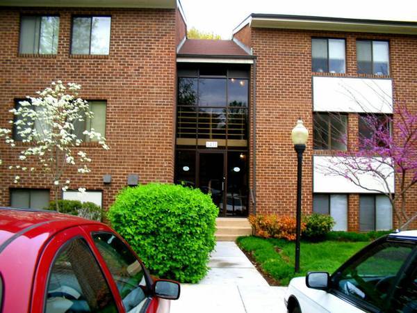 Building Photo - 1422 Northgate Sq Unit #22B Rental