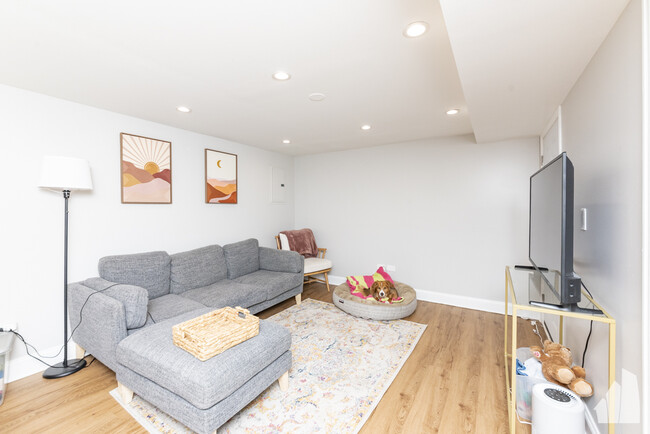 Photo - 1545 W Addison St Apartment Unit GDN
