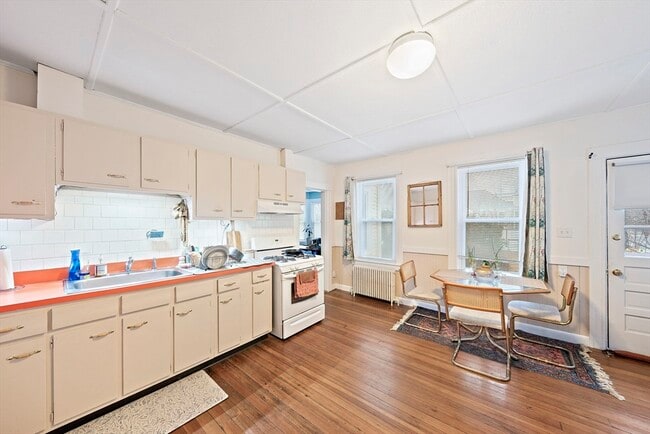 Building Photo - 36 Walnut St Unit 1