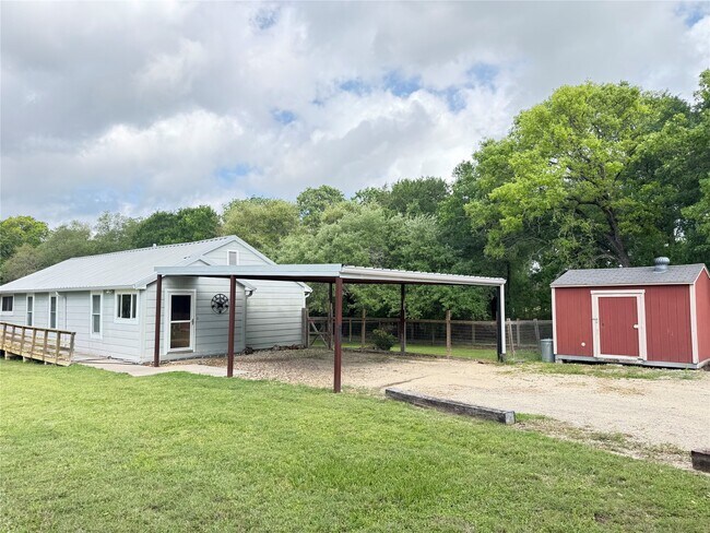 Building Photo - 879 Christmas Rd