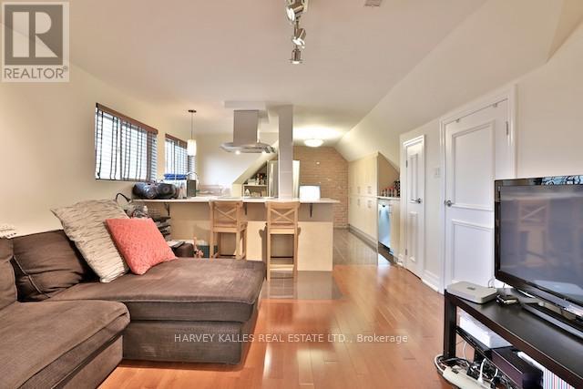 Photo - 202 Lippincott St