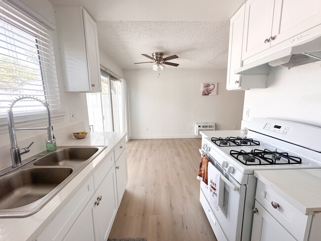 Building Photo - 8332 Zelzah Ave Unit 5