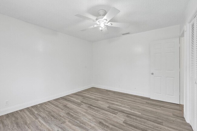 Photo - 5127 Woodstone Cir E