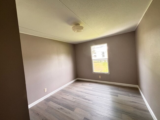 Photo - 221 Morris Ln