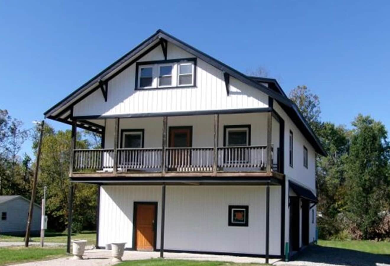 Southside Total Renovation - Large 2BR with Giant Garage! - Southside Total Renovation - Large 2BR with Giant Garage!