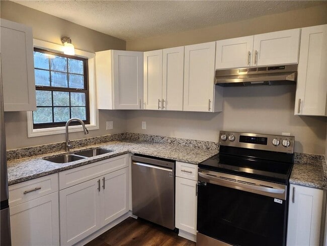 1285 S Lea Ct SE