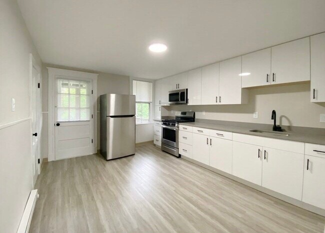 Building Photo - 124 Trenton St Unit 3