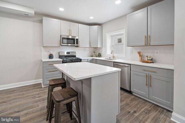 Photo - 202 Adams St NE