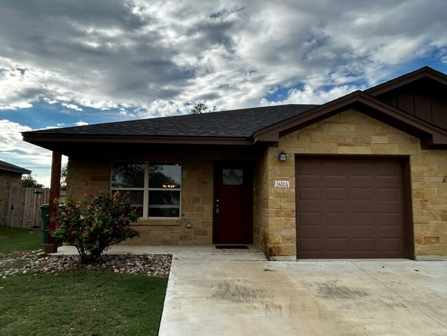 Building Photo - 2611 Leroy Ln