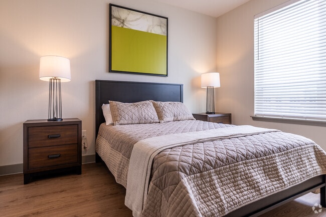 2 habitaciones, 2 baños - 995 pies cuadrados - Dormitorio - The Metropolitan 55+