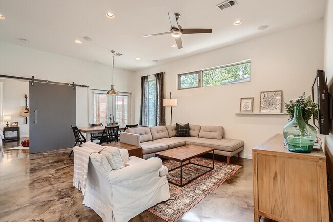 Photo - Home for Lease In East Downtown Austin Holly District