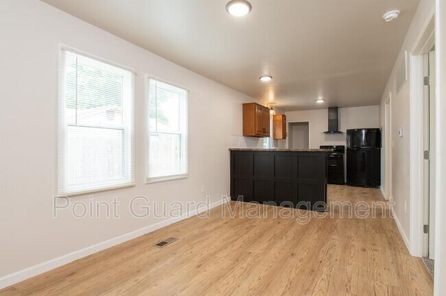 Photo - 2216 Topeka St