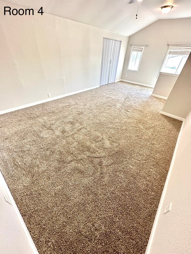 Photo - 2037 Robert Way Unidad 4 - Upstairs right large