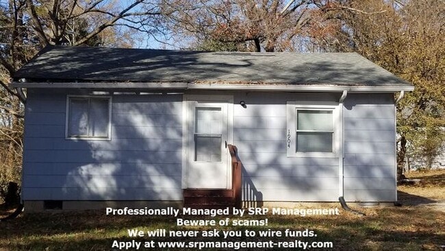 MOVE IN SPECIAL! $300 off first months rent! - MOVE IN SPECIAL! $300 off first months rent! House