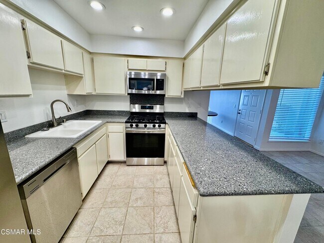 Photo - 15266 Campus Park Dr Unidad Moorpark Condo