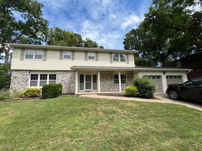Building Photo - Luxury, Location, and Convenience. Rental