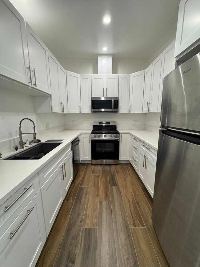 Building Photo - 6439 1/2 Graves Ave