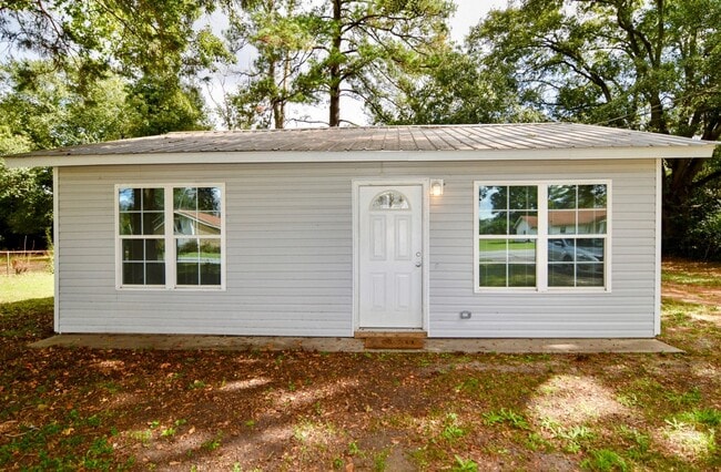 Building Photo - $1025 - 2 bed/1 bath house for rent off Mi...