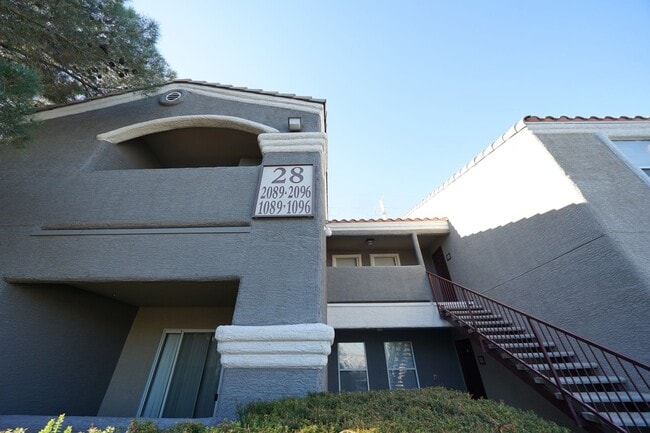 Building Photo - SHOWINGS AVAILABLE NOW Unit 1095