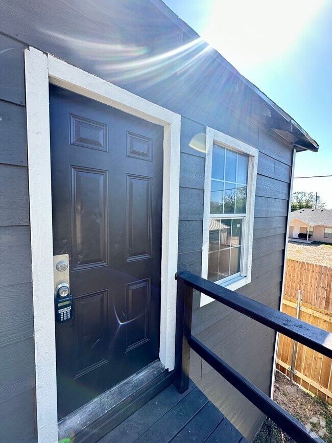 Building Photo - COMING AUGUST 2025 - Remodeled 1 Bedroom A... Rental