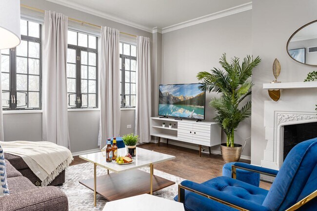 Building Photo - 2211 E 67th St Unit 802