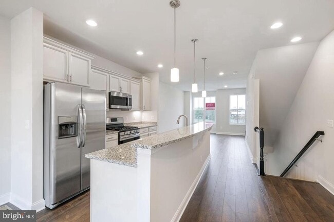 Photo - 527 E 7th St