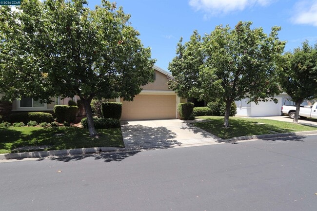 Photo - 567 Quindell Way