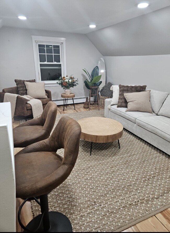 Building Photo - 115 N Hull St Unit 2nd floor