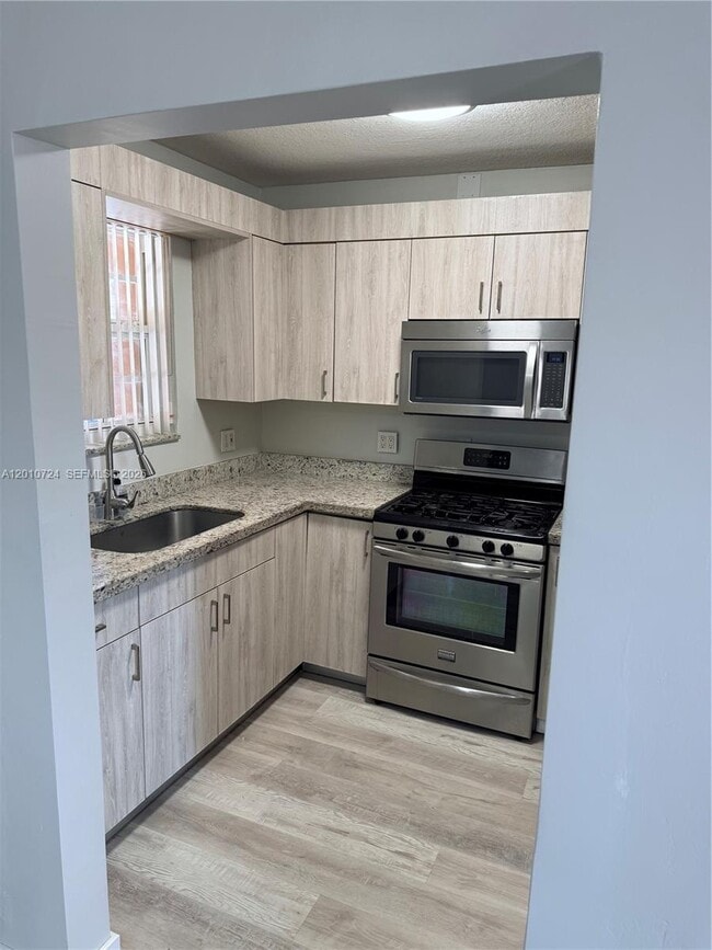 Photo - 2424 SW 12th St Unidad 1
