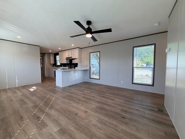 709 N Collins Fwy