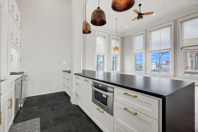 Building Photo - 2206 The Strand Unit 201