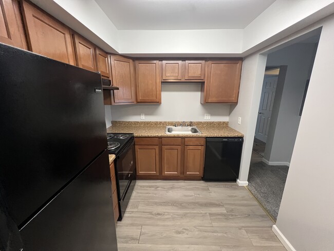 2RB, 1BA - 881SF - Kitchen - Fountainview East Apartments