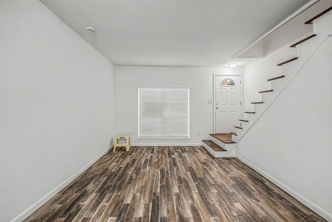 Photo - 830 Threadneedle St Unit 228