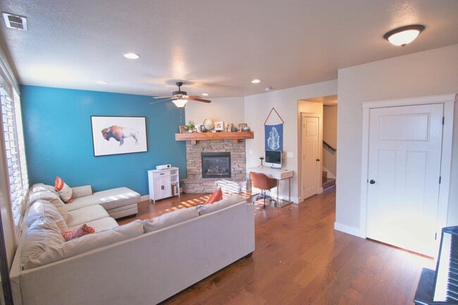 Photo - 255 W 2700 N