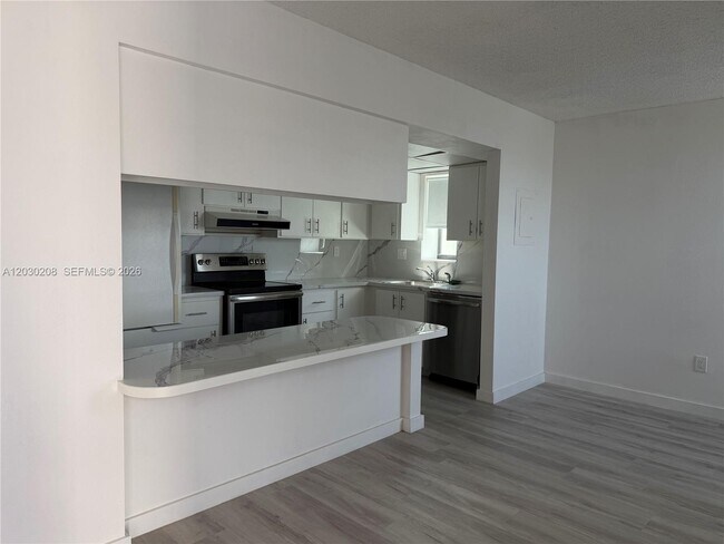 Building Photo - 20200 W Country Club Dr Unit PH08
