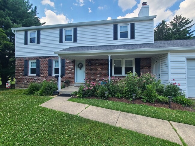 Photo - 2105 Hemlock Rd