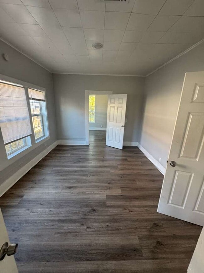 Photo - 160 E Elgie St