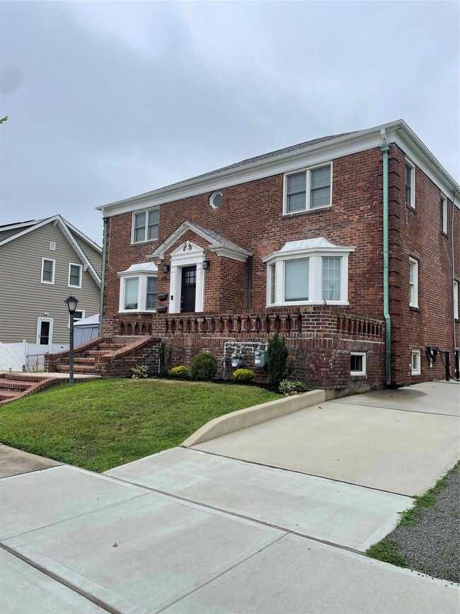 Building Photo - 355 E Beech St Rental