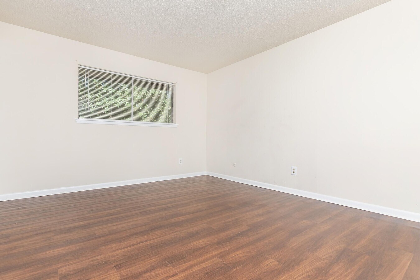 Photo - 1960 Camelot St Unidad Danberry