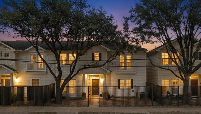 Building Photo - 313 Hogan St