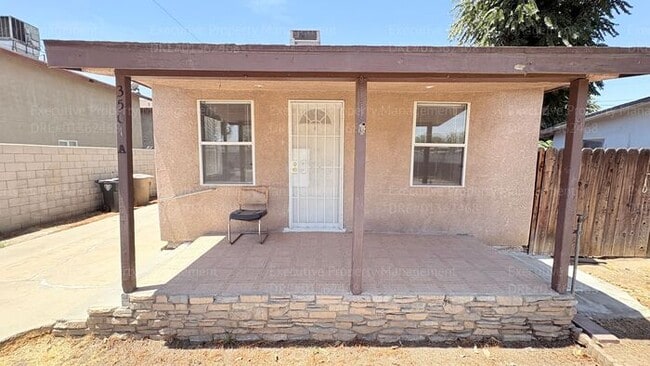 Building Photo - 2 bedroom 1 bathroom home near 34th St/ Chester Ave