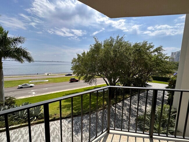 Balcony (view South) - 3301 Bayshore Blvd Unidad 407