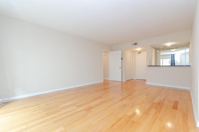 Photo - Stunning renovated apartment in the Heart ...